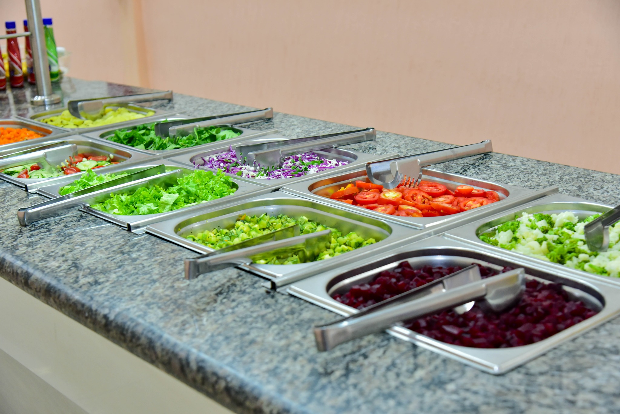 Variedade de saladas e alimentos frescos