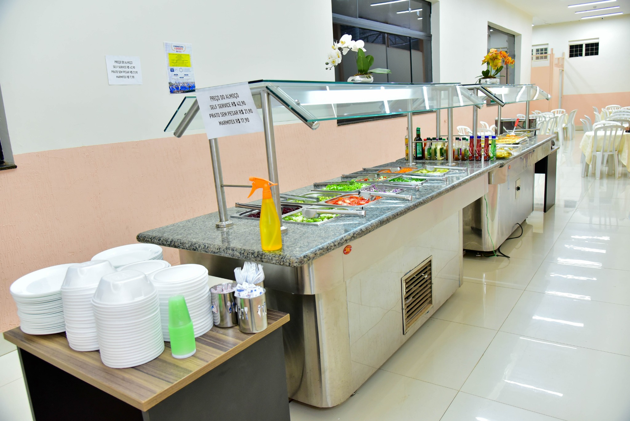 Buffet e salão da Cantina Boa Saúde