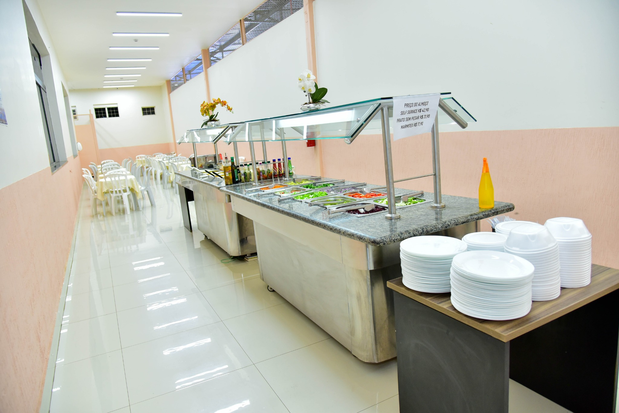 Visão ampla do buffet da Cantina Boa Saúde